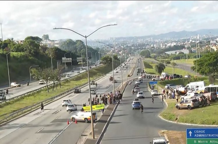 Grupo protesta em frente à Cidade Administrativa contra pedágios na MG-010