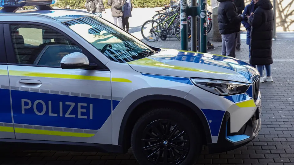 Carro avança contra multidão em Mannheim, na Alemanha; polícia isola área