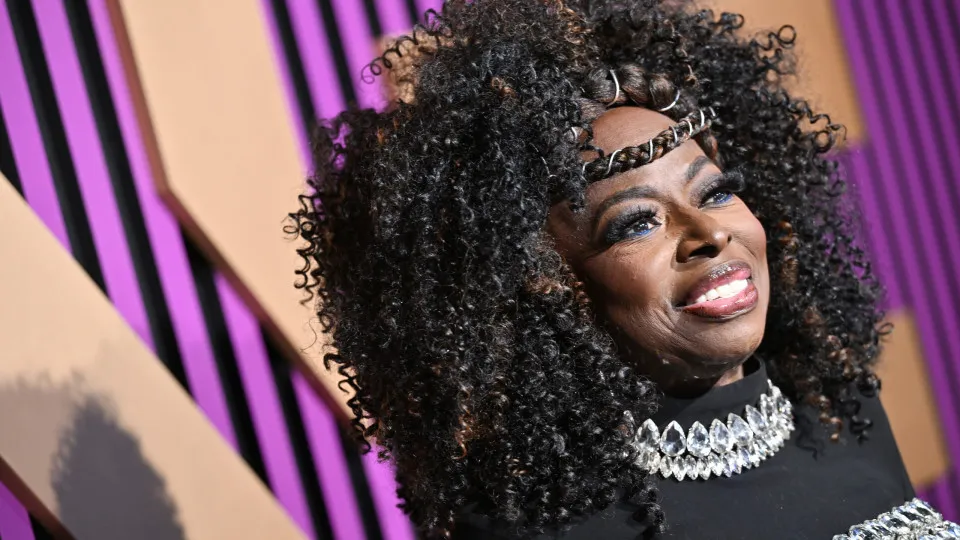 Cantora Angie Stone morre aos 63 anos em acidente de carro nos EUA